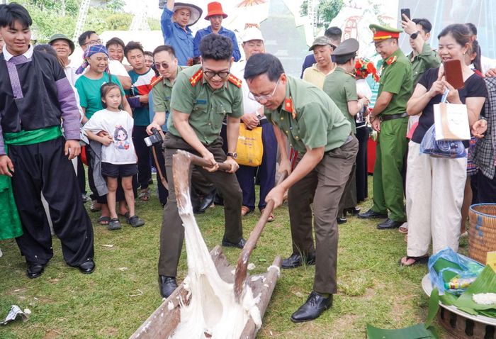 Cán bộ, chiến sĩ Công an trải nghiệm thực tế làm bánh giầy truyền thống của đồng bào Mông ở Sơn La.