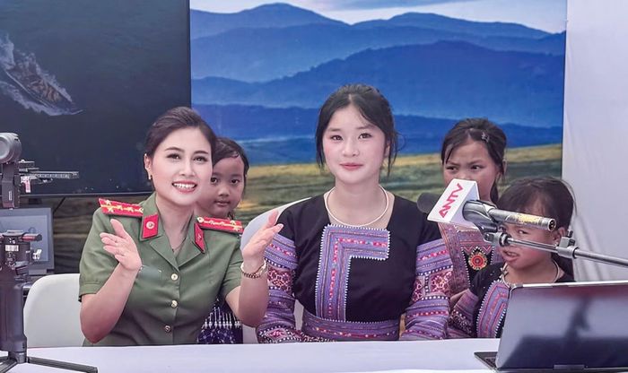 Bà con dân tộc Mông trải nghiệm làm MC của Truyền hình ANTV.