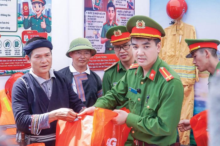 Chương trình đổi vũ khí lấy quà tặng của Công an xã Vân Hồ tại Ngày hội.