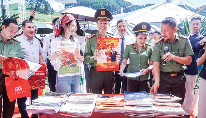 Đại tá Nguyễn Thị Thu Hằng, Phó Cục trưởng Cục Truyền thông CAND cùng cán bộ, chiến sĩ và nghệ sĩ tham quan gian trưng bày Báo CAND tại Ngày hội.