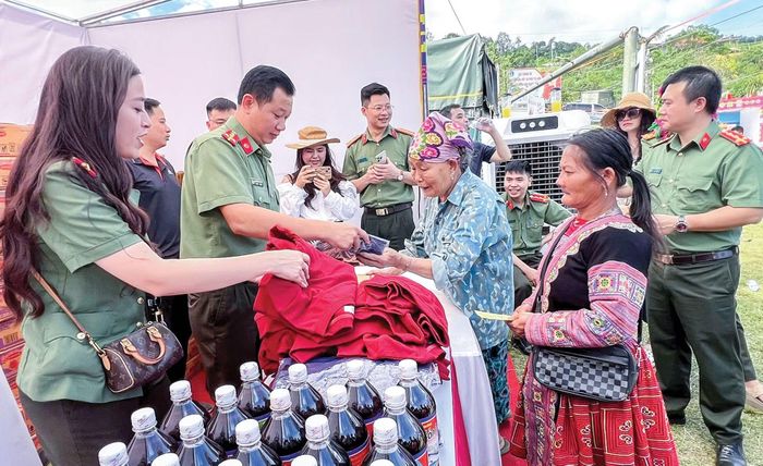 Những món quà “0 đồng” thiết thực, ý nghĩa của cán bộ, chiến sĩ Cục Truyền thông CAND đã mang đến niềm vui cho bà con dân tộc Mông ở Vân Hồ.