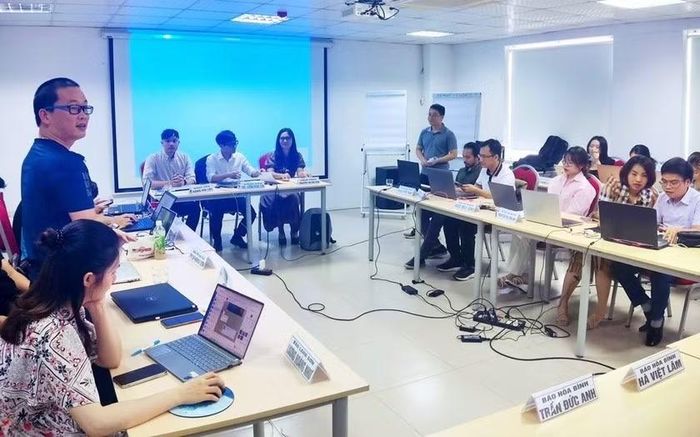  Trao đổi về ứng dụng AI trong sản xuất báo chí tại lớp tập huấn nghiệp vụ do Hội Nhà báo Việt Nam tổ chức. 