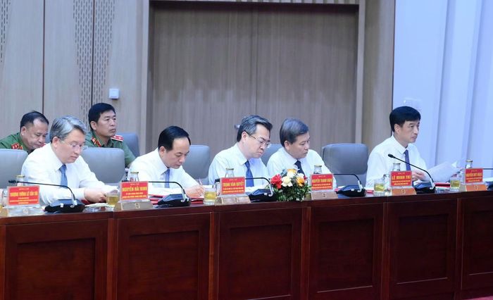 Các đồng chí lãnh đạo ban, ngành Trung ương dự hội nghị.