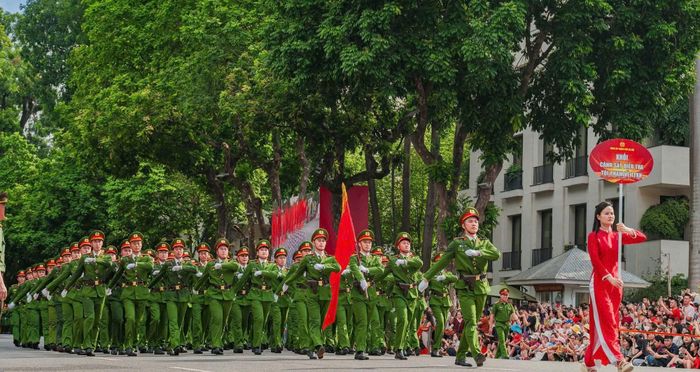 Cán bộ, chiến sĩ Phòng Cảnh sát hình sự Công an TP Hà Nội tham gia diễu binh “Vì Thủ đô bình yên”.
