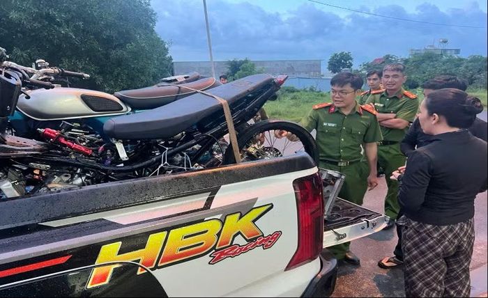 Công an tạm giữ các phương tiện tại "lò độ chế" xe.