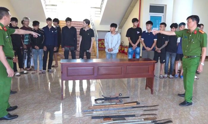 Hai nhóm đối tượng tham gia vụ hỗn chiến được Công an triệu tập lên làm việc.