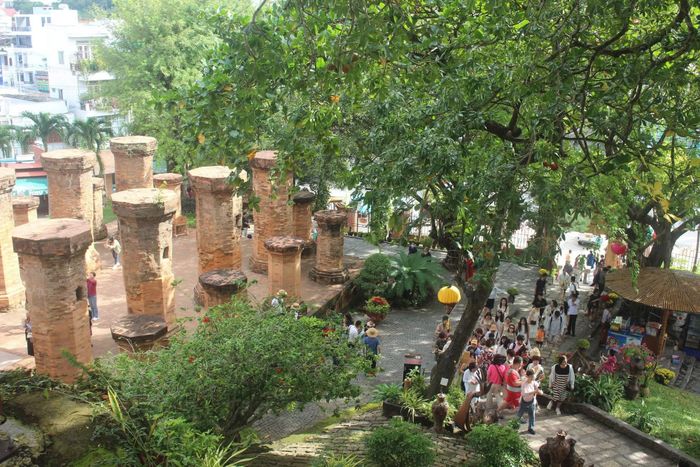 Du khách đến tham quan Tháp Bà Po Nagar - một Di tích lịch sử quốc gia đặc biệt ở Khánh Hòa và là công trình kiến trúc cổ của người Chăm. Ảnh: Hữu Toàn.