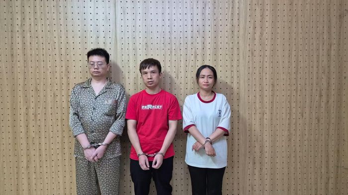 Các đối tượng (từ trái sang): Fan HaiMing, Cao JiaLiang, Nguyễn Hồng Thảo Nhi tại cơ quan điều tra.