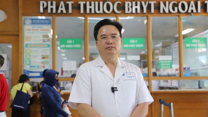 TS.BS Nguyễn Văn Thường, Giám đốc Bệnh viện Thanh Nhàn chia sẻ với báo chí.