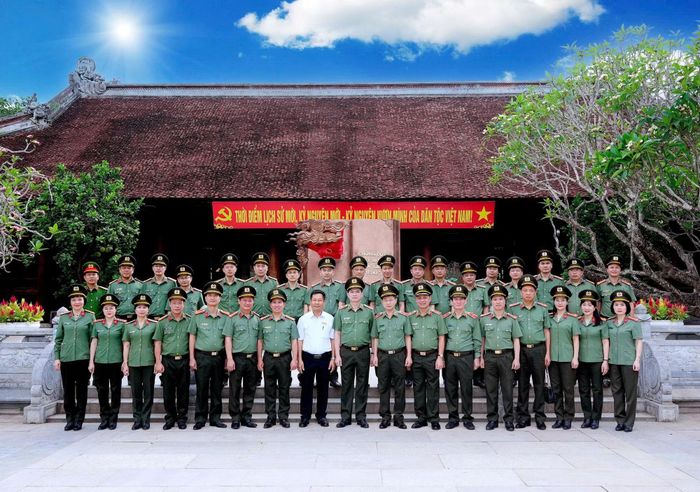 Đoàn cán bộ chủ chốt Học viện ANND về nguồn tại Khu di tích Kim Liên, quê hương của Chủ tịch Hồ Chí Minh.
