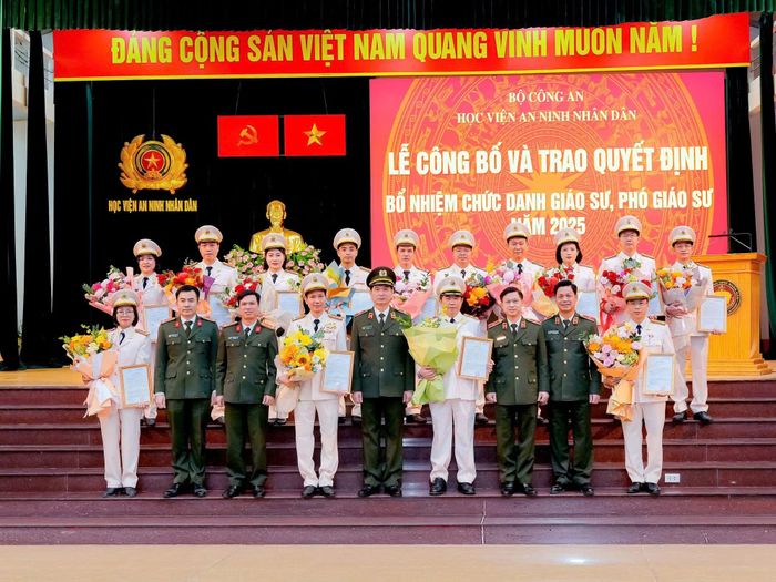 Ban Giám đốc Học viện ANND tặng hoa chúc mừng các tân GS, PGS năm 2025.