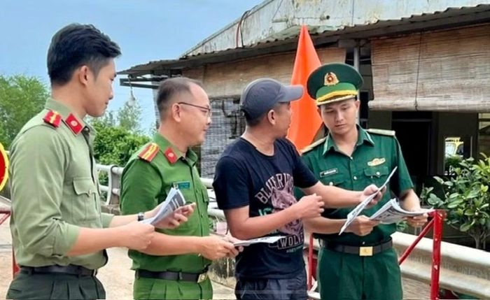Tuyên truyền đến từng xóm, ấp để cảnh giác thủ đoạn của các đối tượng xuất nhập cảnh trái phép.