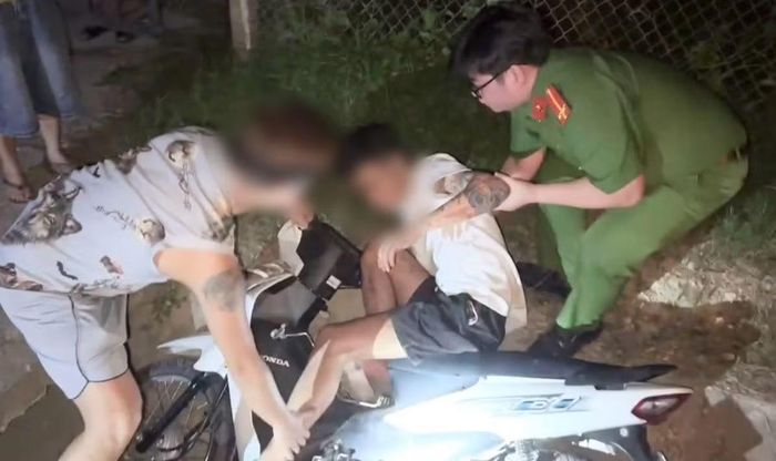 Công an xã Thái Sơn nhanh chóng hỗ trợ người bị tai nạn giao thông đi cấp cứu.