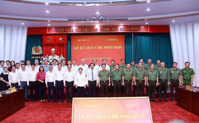 Bộ trưởng Lương Tam Quang cùng các đại biểu dự buổi lễ.