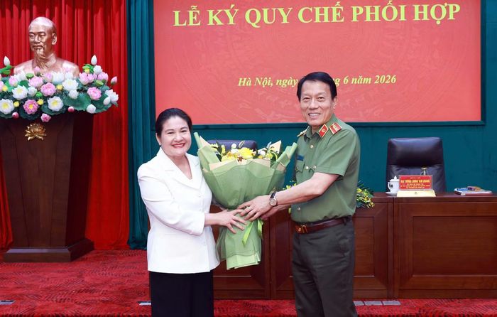 Bộ trưởng Lương Tam Quang trao hoa và quà lưu niệm tặng lãnh đạo Bộ Nội vụ.