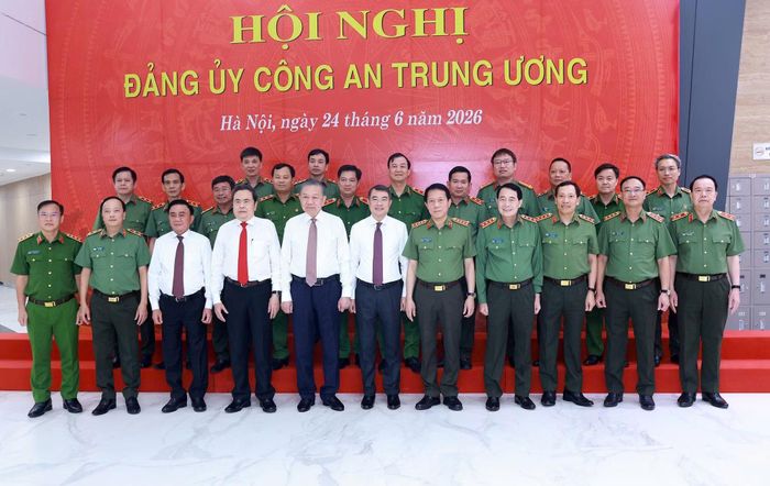 Các đồng chí lãnh đạo Đảng, Nhà nước với các đồng chí trong Đảng ủy Công an Trung ương.