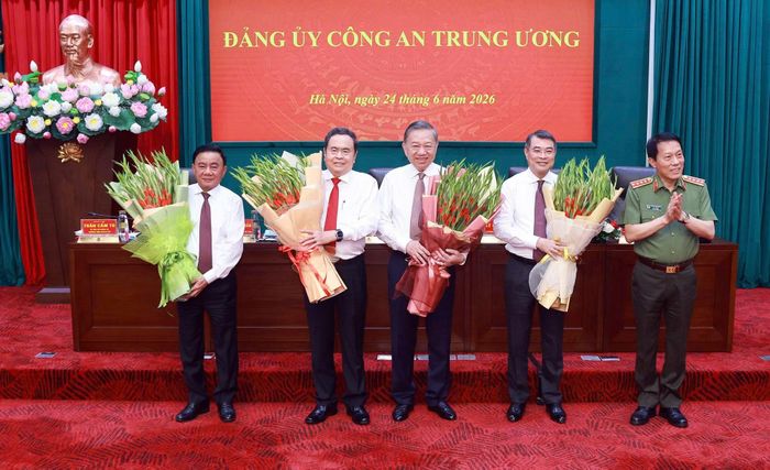 Bộ trưởng Lương Tam Quang chúc mừng các đồng chí lãnh đạo Đảng, Nhà nước tham gia Đảng ủy Công an Trung ương nhiệm kỳ 2025 -2030.