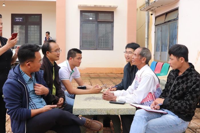 Phóng viên thường trú ở Lâm Đồng tác nghiệp, phỏng vấn một nghệ nhân cồng chiêng.