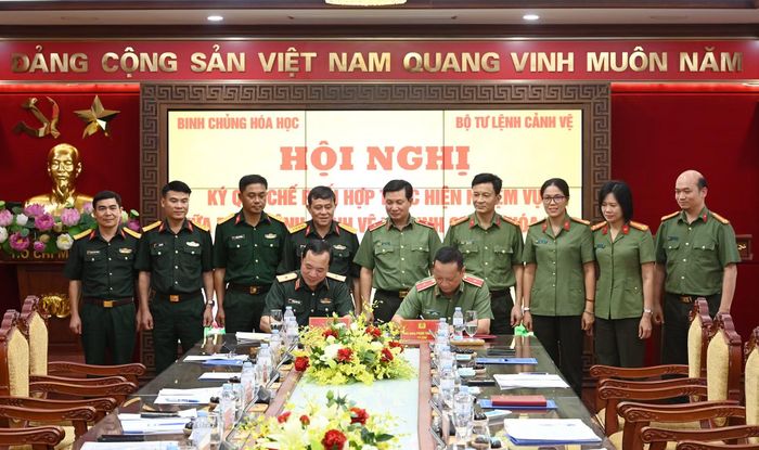 Thiếu tướng Phạm Thanh Hùng và Thiếu tướng Nguyễn Đình Hiền ký Quy chế phối hợp giữa hai đơn vị.