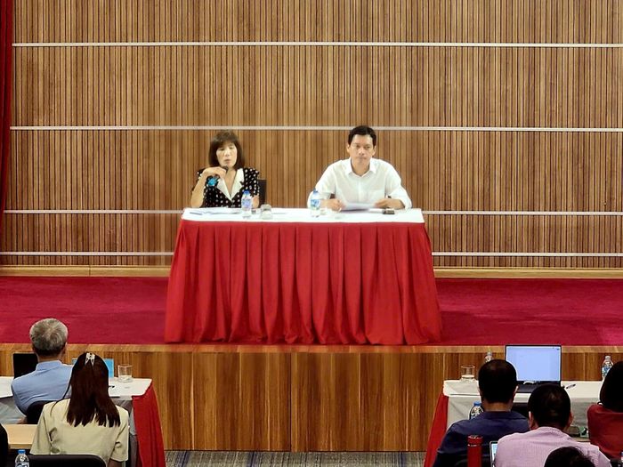 Lãnh đạo Cục Phát thanh, Truyền hình và Thông tin điện tử trao đổi, làm rõ thêm các thông tin với các đại biểu tại hội nghị.