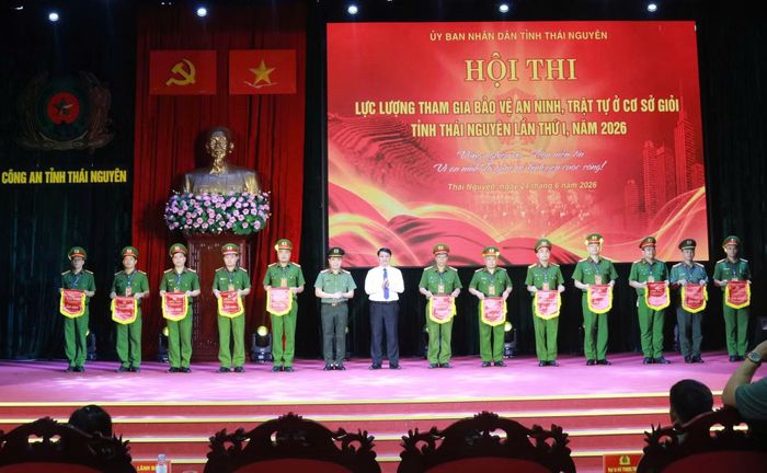 Ban Tổ chức trao Cờ lưu niệm cho các đội tham gia hội thi.