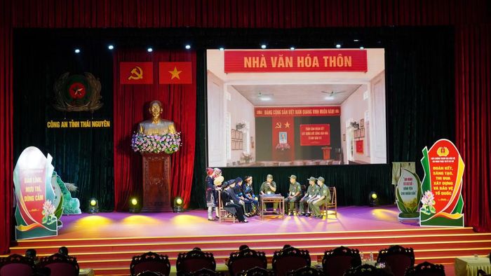 Phần thi xử lý tình huống bằng hình thức sân khấu hóa đã nhận được sự cổ vũ, hưởng ứng nhiệt tình từ khán giả.