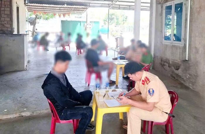 Cơ quan Công an lấy lời khai chủ phương tiện.