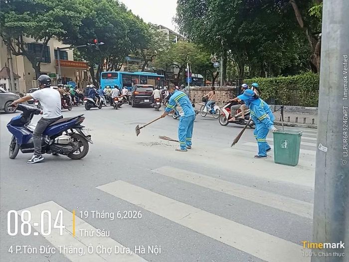 Công an phường Văn Miếu – Quốc Tử Giám chỉ đạo tổ chức lực lượng chức năng quét dọn bê tông tươi đổ ra đường, tránh gây nguy hiểm cho người tham gia giao thông.