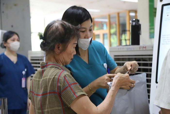 Tích cực hỗ trợ đối với người cao tuổi khi khám tại Bệnh viện Thanh Nhàn.
