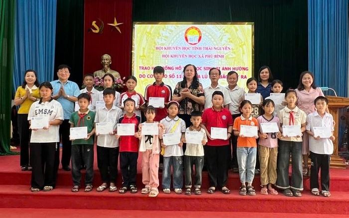 Hoạt động trao học bổng, hỗ trợ, động viên học sinh nghèo, học sinh có hoàn cảnh khó khăn, học sinh đạt thành tích xuất sắc, học sinh vùng bị thiên tai bão lũ... luôn được Hội Khuyến học quan tâm, chú trọng. Ảnh tư liệu