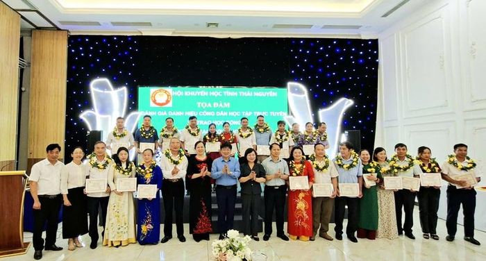 Hội Khuyến học tỉnh Thái Nguyên trao học bổng "Học không bao giờ cùng" cho các cá nhân tiêu biểu. Ảnh tư liệu 