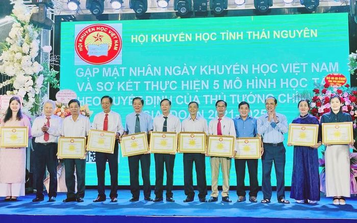 Những tập thể, cá nhân tiêu biểu được nhận Bằng khen của Trung ương Hội Khuyến học Việt Nam năm 2025. Ảnh tư liệu