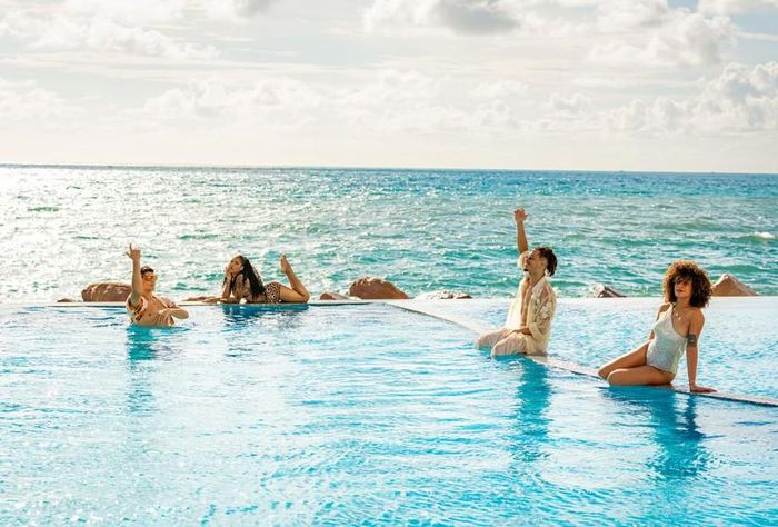 Santo Beach Club mang đến cho du khách những giờ thư giãn, trải nghiệm "đặc sản" hoàng hôn của Phú Quốc theo cách rất riêng