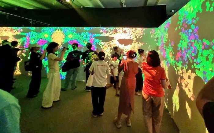 Đông đảo khách thăm quan trải nghiệm không gian triển lãm thưởng thức nghệ thuật trình chiếu 3D Mapping tái hiện giá trị văn hóa di sản Việt Nam.