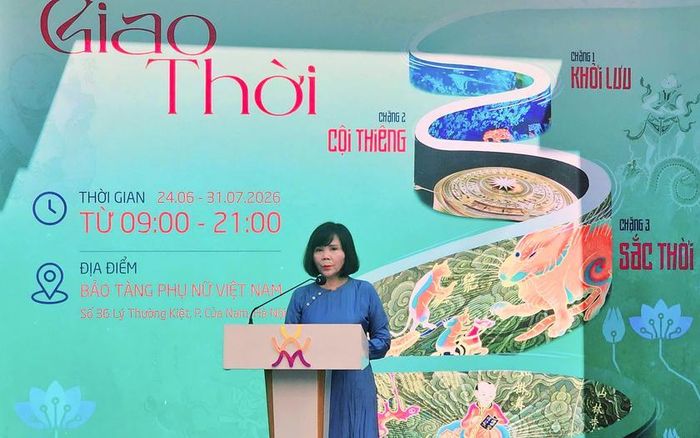 Bà Nguyễn Thị Tuyết, Giám đốc Bảo tàng Phụ nữ Việt Nam Phát biểu khai mạc triển lãm đa giác quan “Giao thời”.