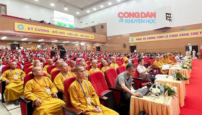 Đông đảo các chư tăng, phật tử trên toàn tỉnh Nghệ An về tham dự tại Hội thảo ngày hôm nay. Ảnh: Quốc Huy