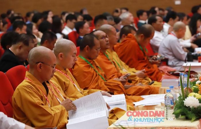 Các đại biểu đến tham dự Hội thảo Khoa học quốc gia về Phật giáo ở Nghệ An. Ảnh: Quốc Huy
