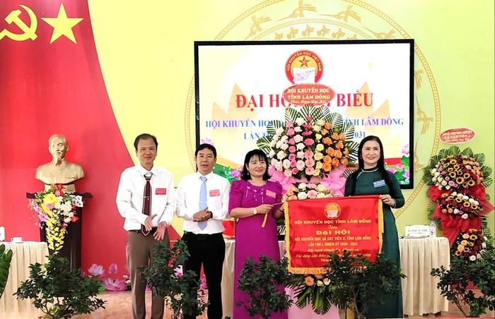 Thay mặt Ban Chấp hành, Chủ tịch Hội Khuyến học tỉnh Lâm Đồng Tôn Thị Ngọc Hạnh trao tặng đại hội bức trướng mang thông điệp hành động "Đẩy mạnh khuyến học, khuyến tài, xây dựng Lâm Đồng phát triển nhanh và bền vững".