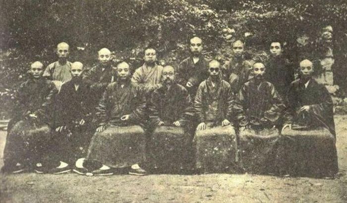 Chụp ảnh lưu niệm Tăng chúng Phật học viện Cửu Hoa chào đón Đại sư Thái Hư vào tháng 9 năm 1929. Ảnh tác giả cung cấp.