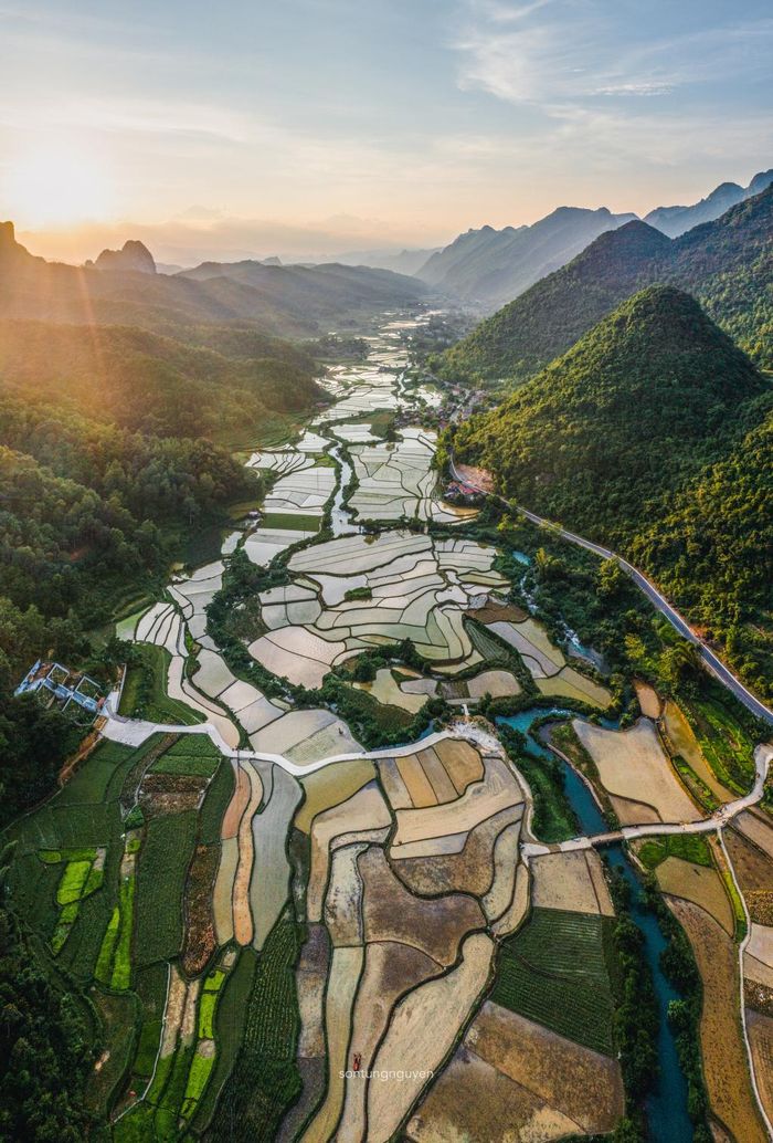 Những thửa ruộng ngập nước hôm nay chính là khởi đầu cho mùa lúa chín vàng rực trên các triền núi trong những tháng tới.