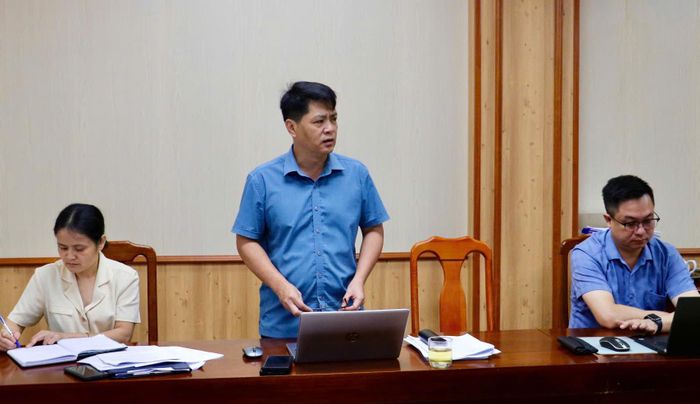 Thành viên Ban tổ chức thảo luận tại cuộc họp.