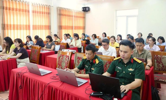 Cán bộ, công chức, viên chức phường Nùng Trí Cao dự lớp tập huấn.