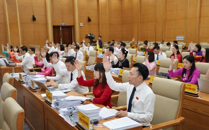 Các đại biểu HĐND tỉnh biểu quyết thông qua các nghị quyết tại kỳ họp.