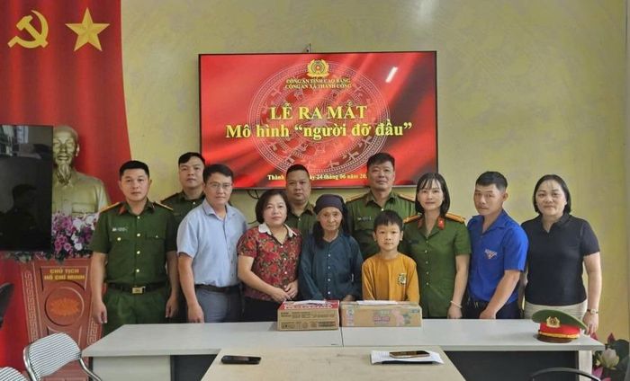 Công an xã Thành Công trao hỗ trợ cho cháu Hoàng Duy Nhất.