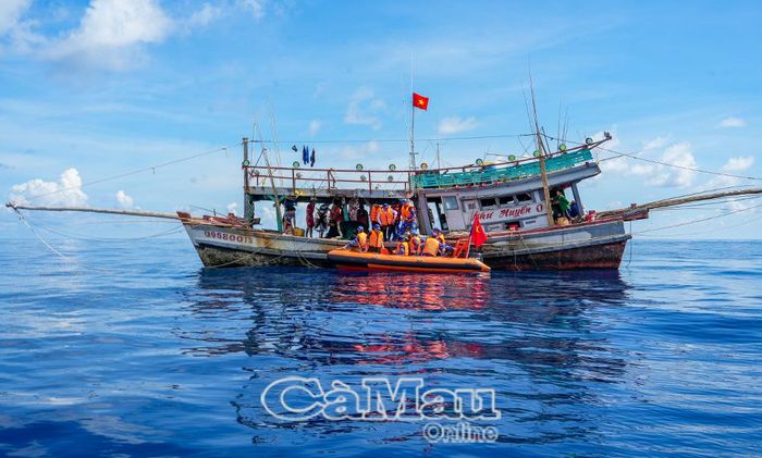 Cờ Tổ quốc tung bay trên tàu cá CM 95800 TS đang hoạt động khai thác hải sản trên vùng biển Tây Nam.