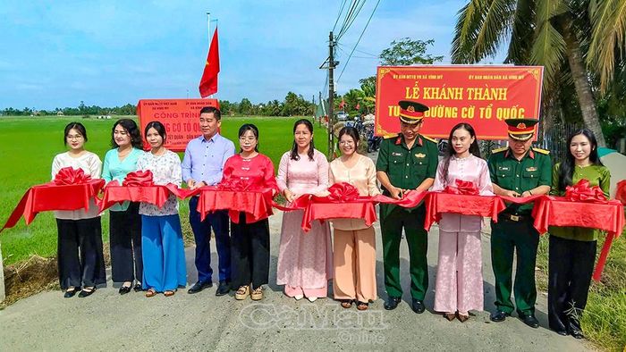 Không chỉ vận động xây dựng cầu giao thông, Ủy ban MTTQ Việt Nam xã Vĩnh Mỹ còn phối hợp chính quyền tạo dựng những tuyến đường cờ Tổ quốc (Ảnh: Khánh thành đường cờ Tổ quốc ở ấp Thạnh Hưng 2, ngày 5/2/2026).
