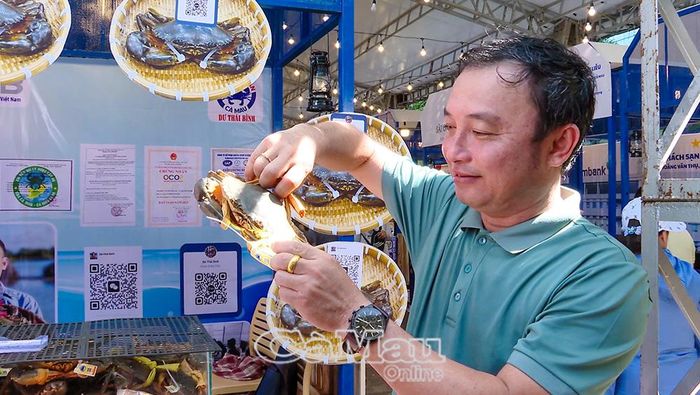 Công ty TNHH Dư Thái Bình quảng bá cua Cà Mau tại Ngày hội Cua Cà Mau lần thứ II năm 2025, tại Thành phố Hồ Chí Minh. Ảnh: ANH TUẤN