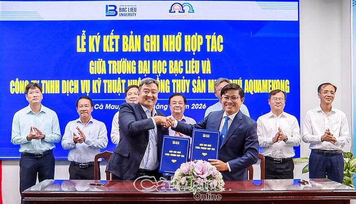 Trường Ðại học Bạc Liêu ký kết hợp tác với các địa phương và doanh nghiệp trong lĩnh vực nuôi thủy sản, cho thấy xu hướng tăng cường liên kết giữa nhà trường với thực tiễn sản xuất. Ảnh: ANH TUẤN