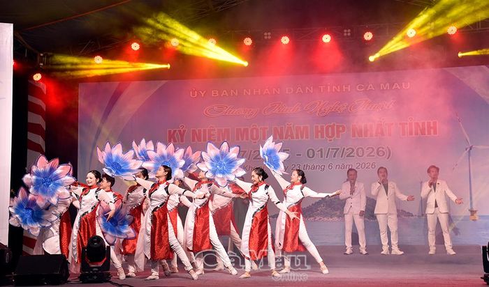 Những tiết mục nghệ thuật đặc sắc ngợi ca thành tựu của Cà Mau sau một năm hợp nhất tỉnh.