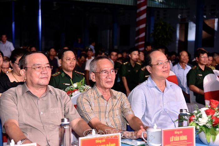 Bí thư Tỉnh ủy Nguyễn Hồ Hải (bìa phải) và các đồng chí nguyên lãnh đạo tỉnh dự chương trình nghệ thuật.